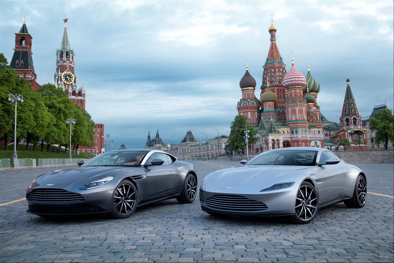 Aston Martin DB11 и DB10 встретились в Москве