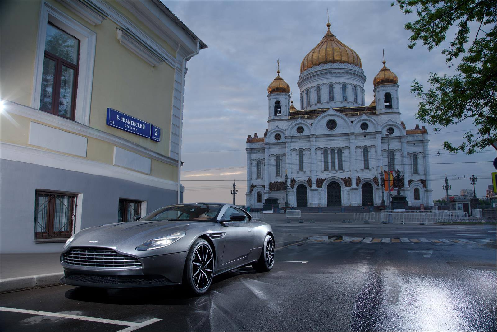 Aston Martin DB11 и DB10 встретились в Москве