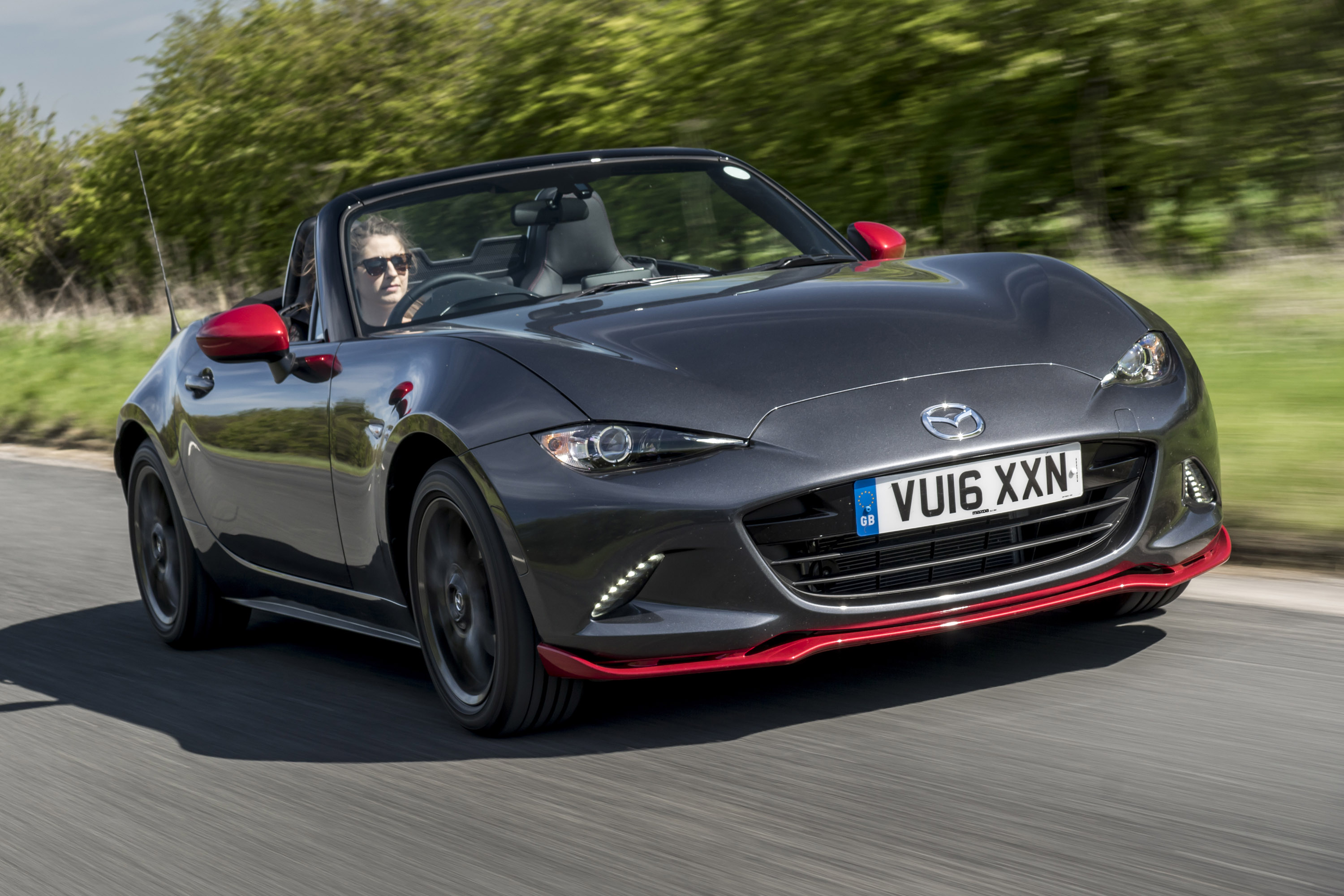 Mazda MX-5 Icon Special Edition дебютирует на Фестивале скорости в Гудвуде в этом году. Основанная на силовом агрегате SE-L Nav, новая модель, как ожидается, покажет невероятные способности четвертого поколения двигателя SKYACTIV-G. Если говорить о в