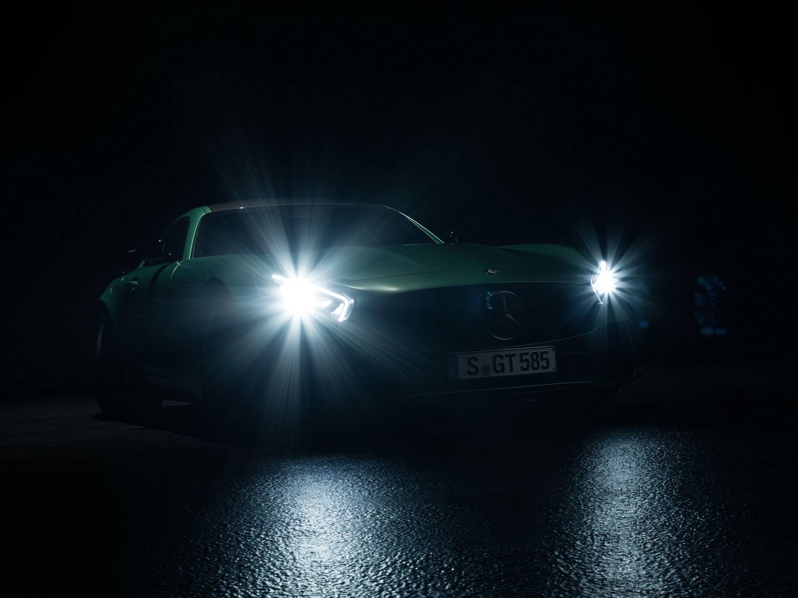 Вышли официальные тизеры Mercedes-AMG GT R перед его дебютом 24 июня