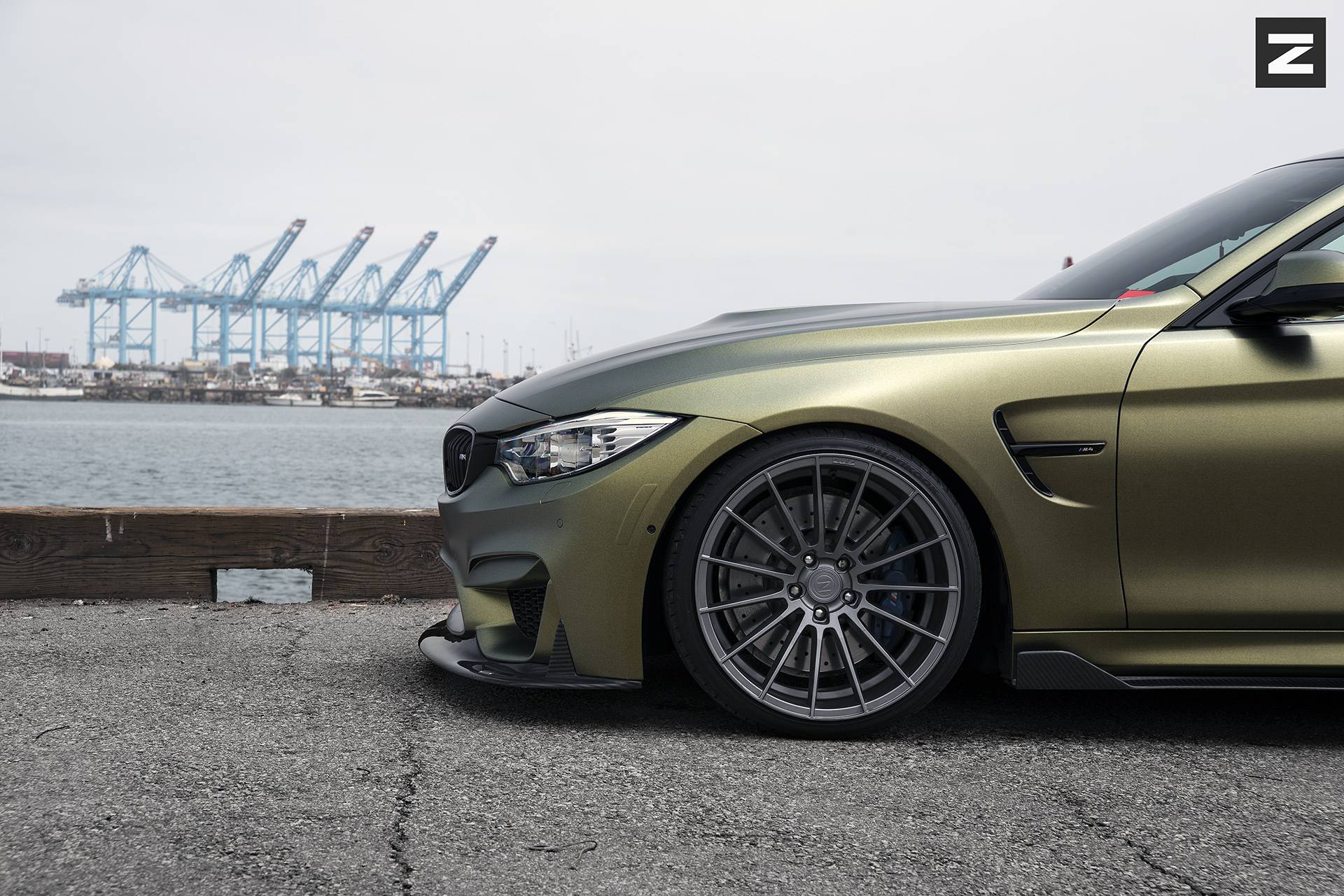 Матовый золотой BMW M4 на дисках Zito