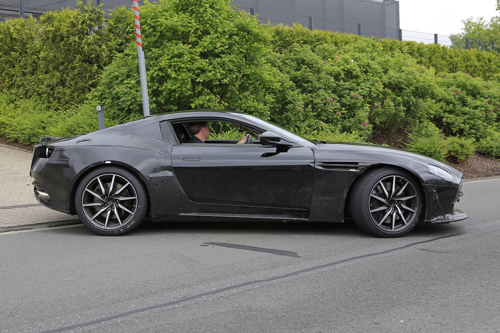 Первые шпионские снимки Aston Martin Vantage