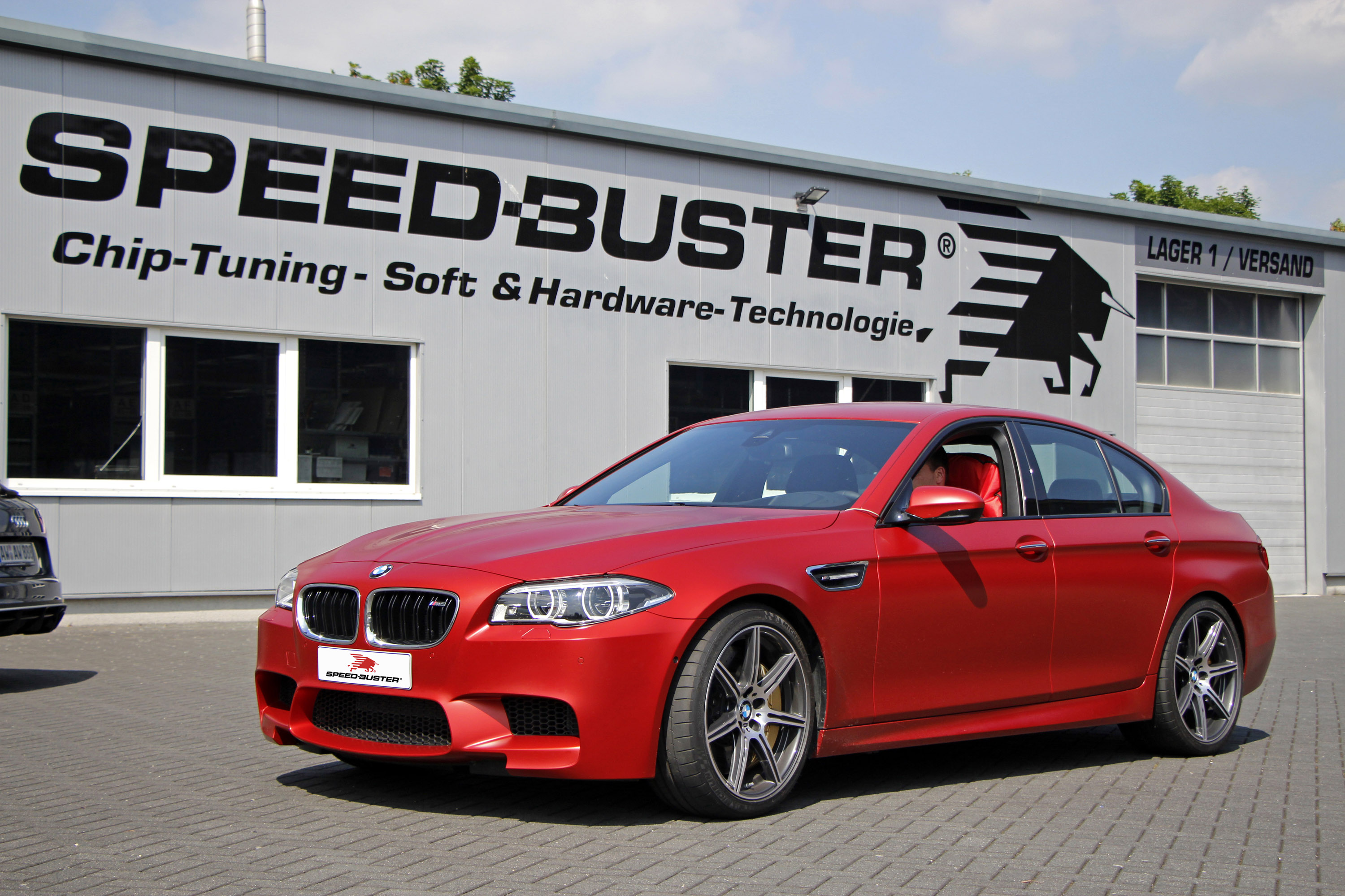 Speed-Buster предлагает комплексную модернизацию мощности для всего диапазона BMW M5. 5 серии BMW уже 44 года! Вы можете в это поверить? Почти невозможно понять, что одна из самых знаковых моделей в линейке BMW, дебютировавшая в 1972 году, с тех пор 