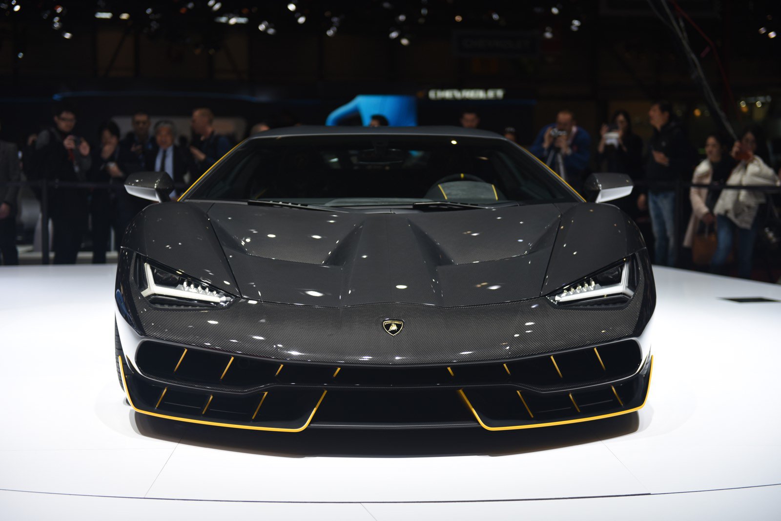 Lamborghini Centenario дебютирует в Англии на Salon Prive 2016