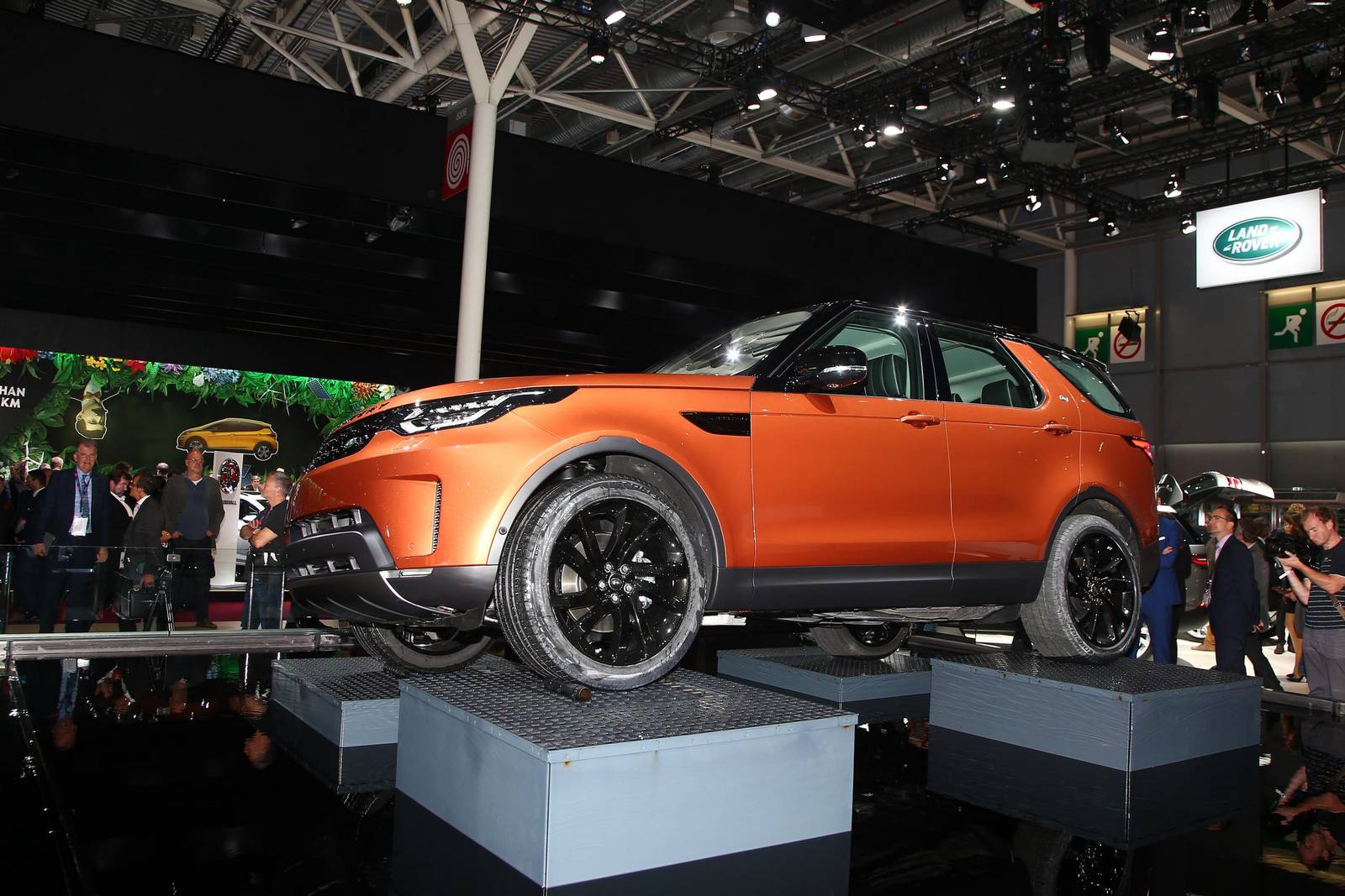 Париж-2016 - Land Rover показал пятое поколение Discovery