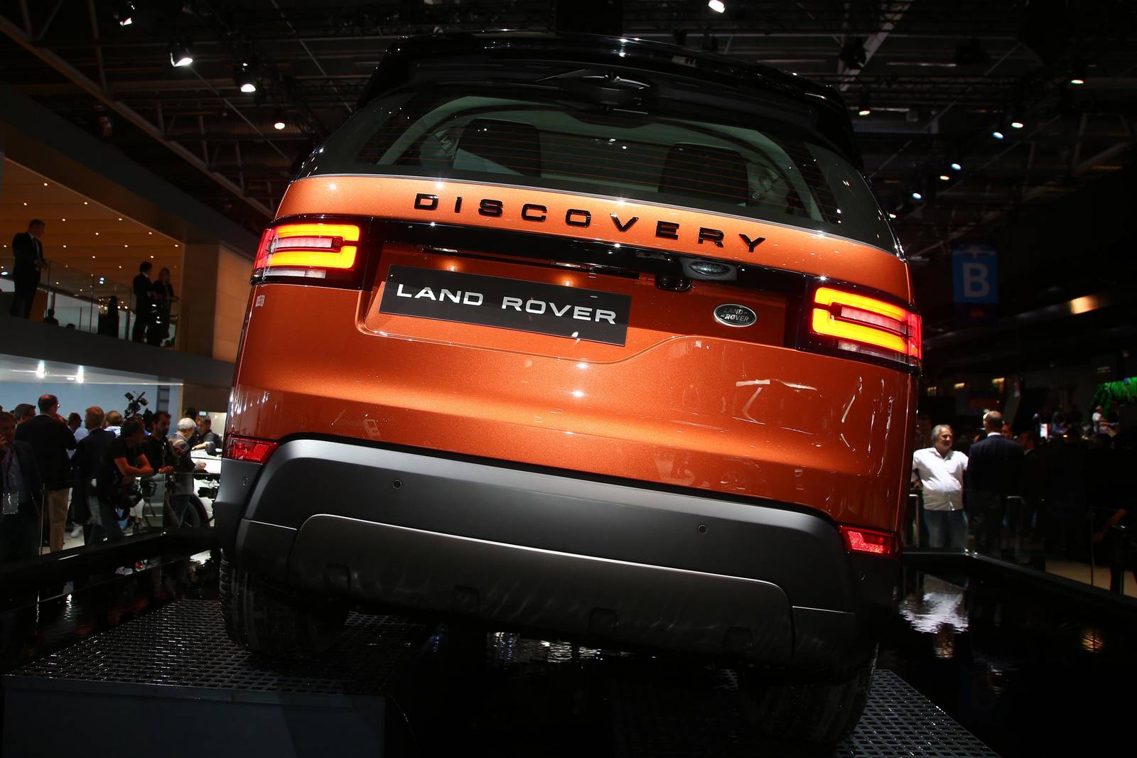 Париж-2016 - Land Rover показал пятое поколение Discovery