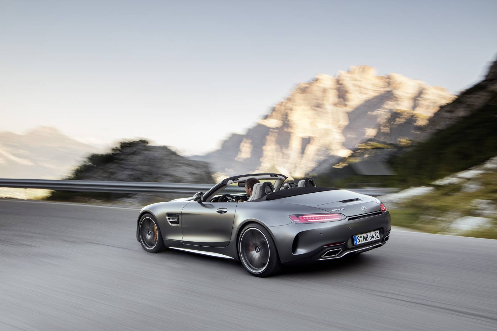 Mercedes обгоняет BMW как лидер в продаже автомобилей класса люкс