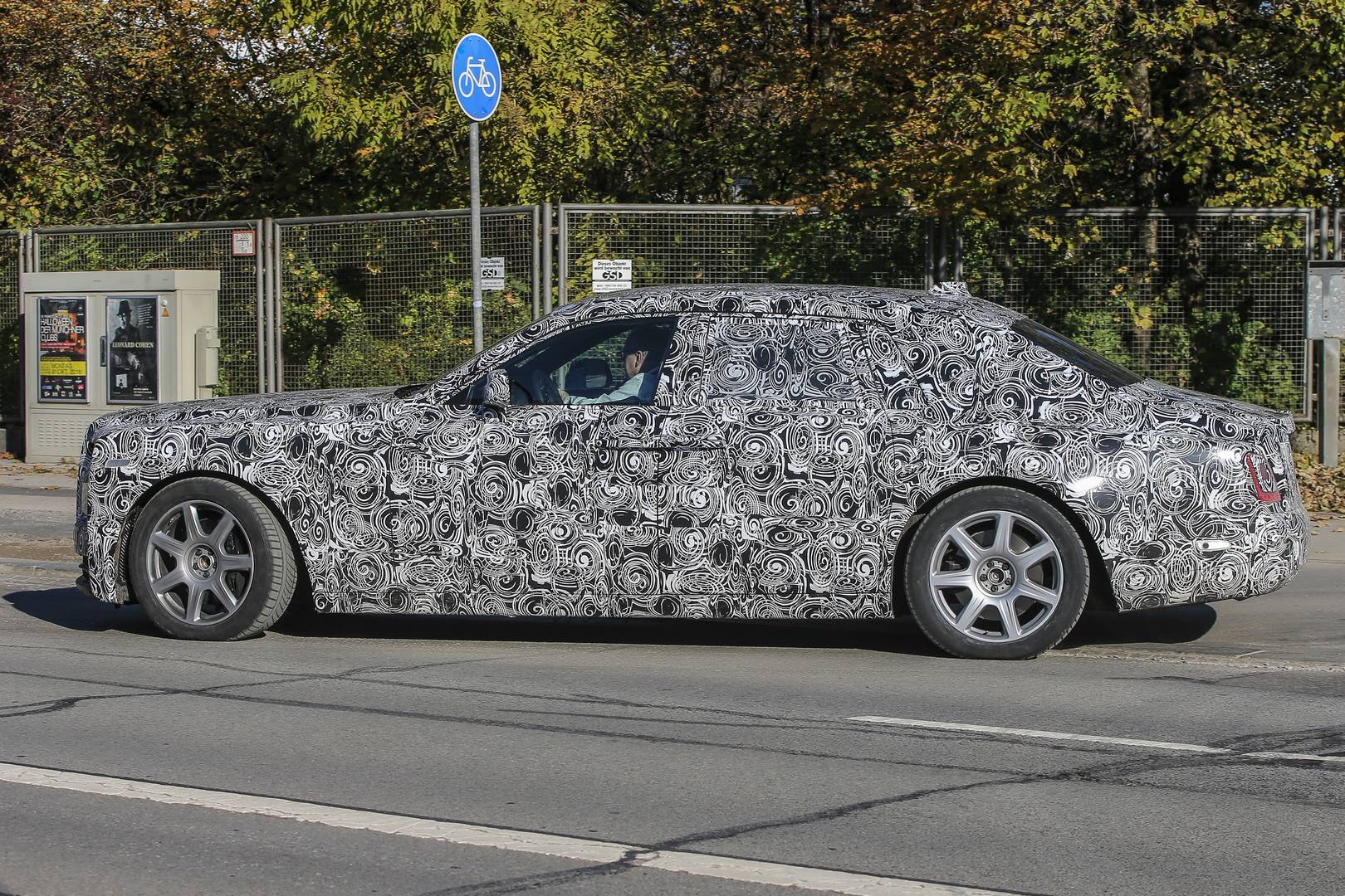 Первые шпионские снимки приемника Rolls-Royce Phantom