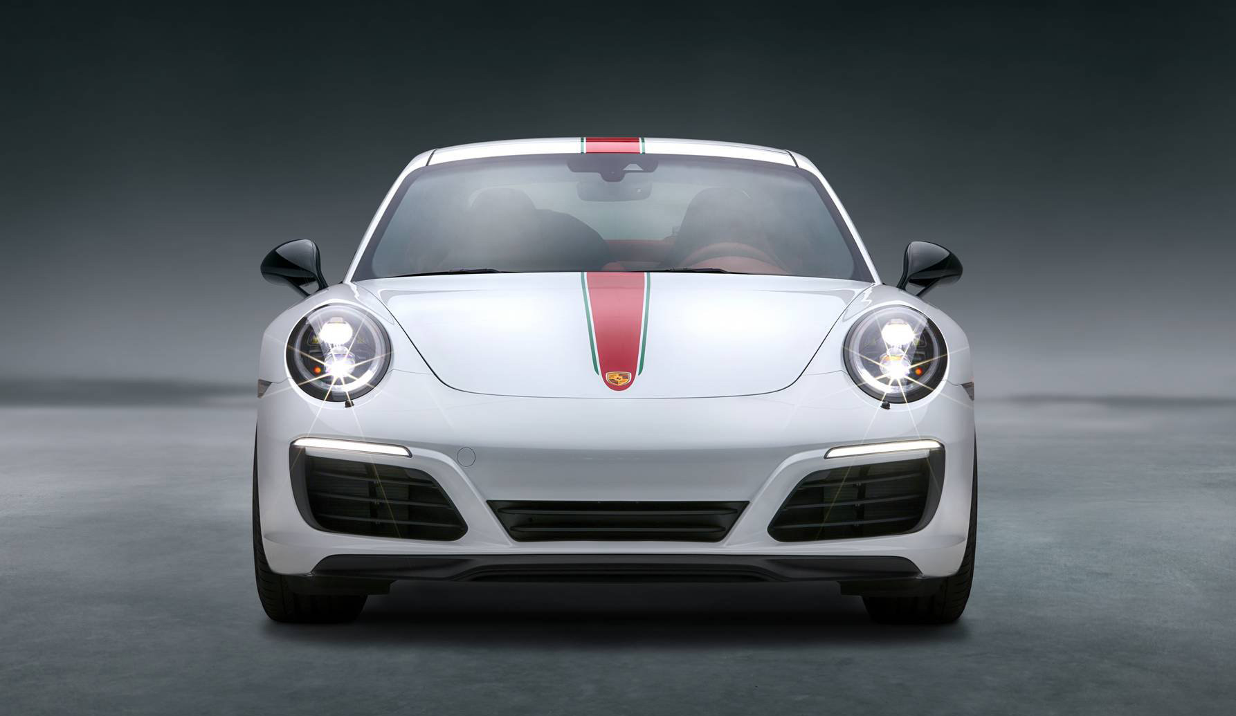 Porsche выпустил автомобиль в честь 15-летия компании в Мексике