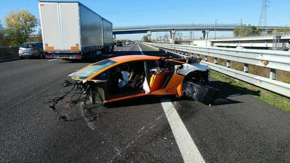 Lamborghini Aventador SV попал в аварию в Италии