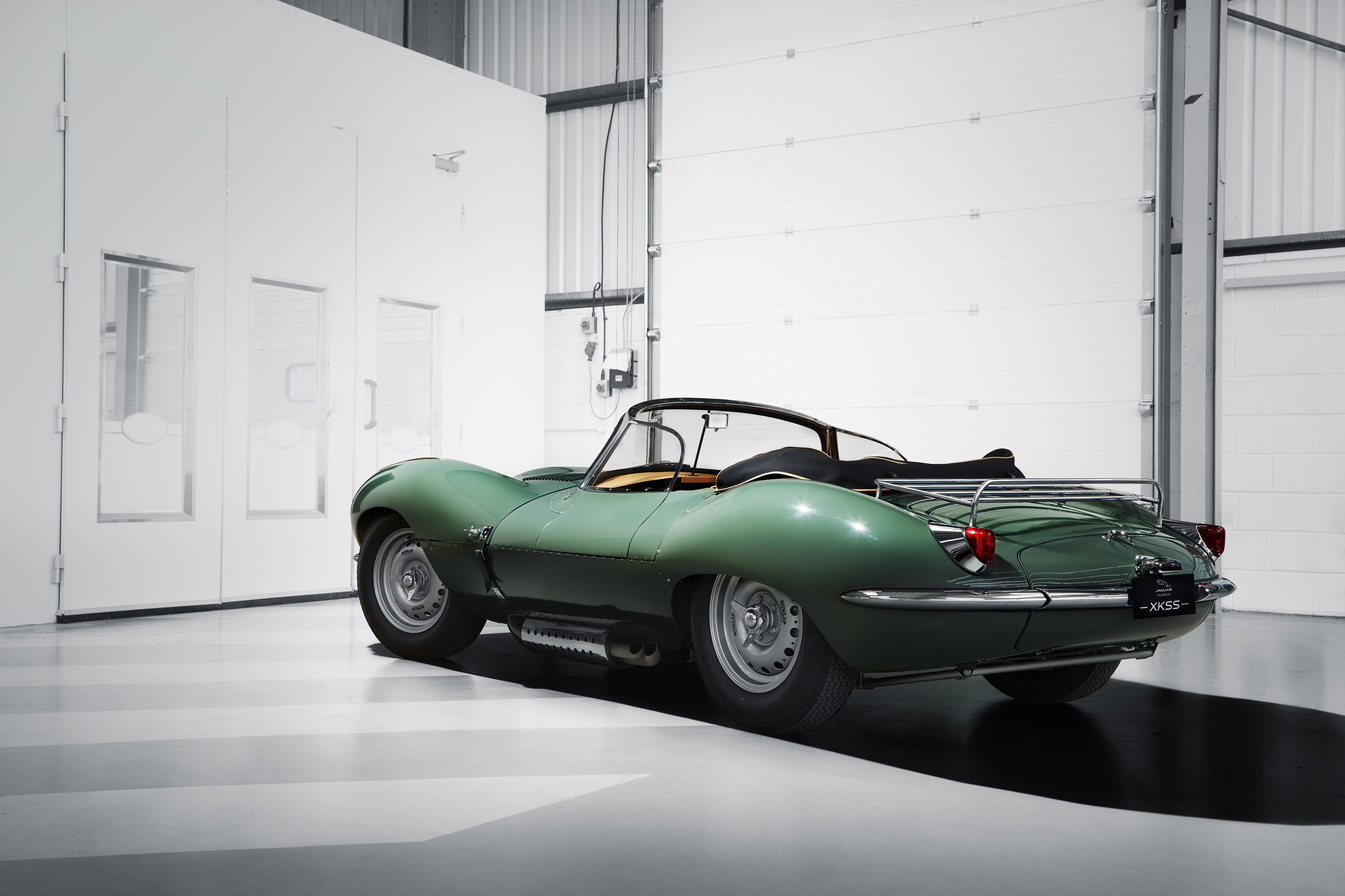 Jaguar XKSS, определенно, был невероятным автомобилем в то время, когда он был представлен -шестьдесят лет назад. Но этого не достаточно для всей команды Jaguar: они решили возродить старую классику и создать девять эксклюзивных автомобилей, которые 