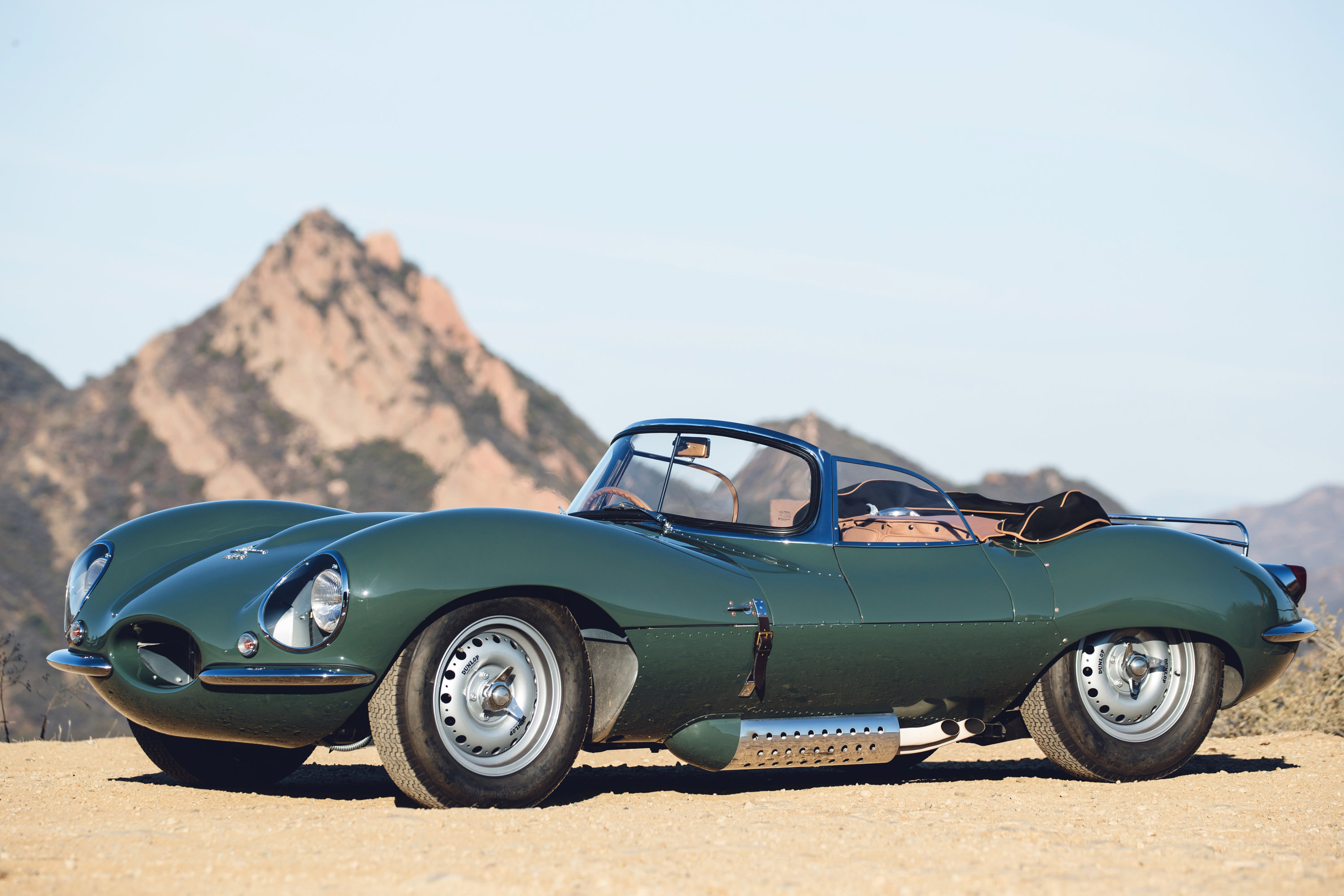 Jaguar XKSS, определенно, был невероятным автомобилем в то время, когда он был представлен -шестьдесят лет назад. Но этого не достаточно для всей команды Jaguar: они решили возродить старую классику и создать девять эксклюзивных автомобилей, которые 