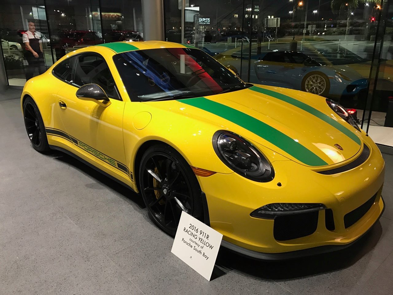 Специальный гоночный желтый Porsche 911 R - в честь Айртона Сенны