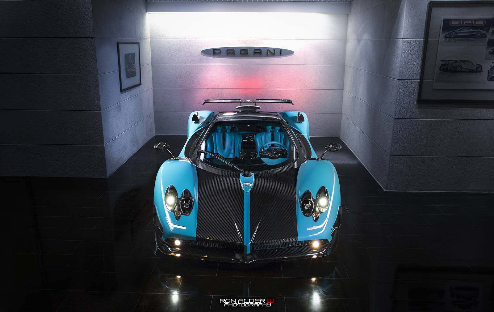 Невероятный ярко-голубой Pagani Zonda Uno