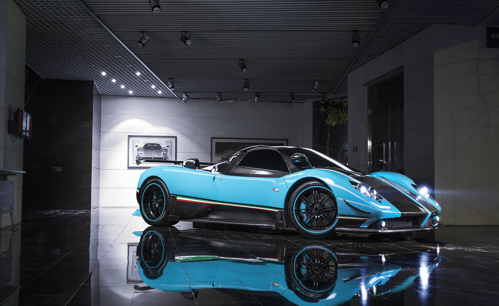 Невероятный ярко-голубой Pagani Zonda Uno