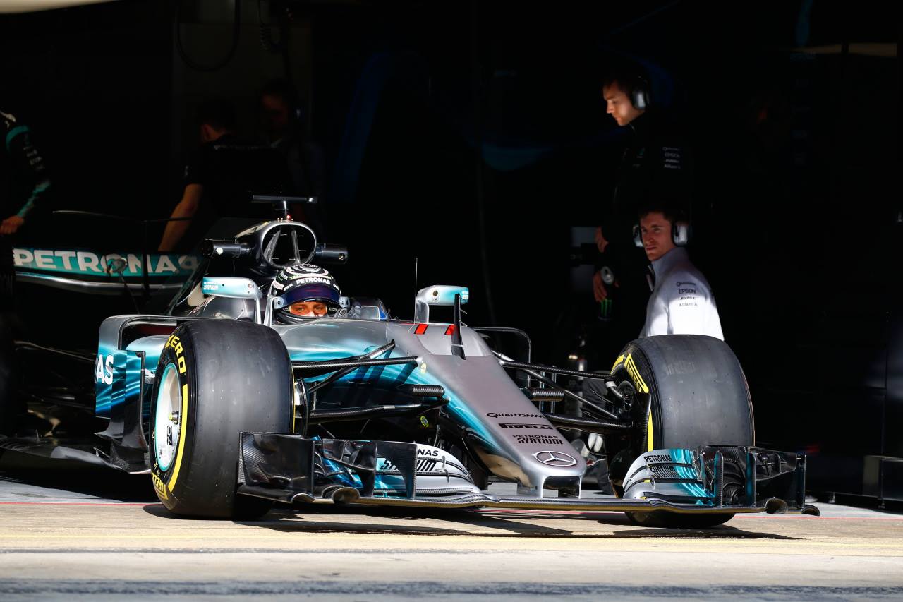 Формула-1: Хамильтон - самый быстрый по результатам тест-дня в Барселоне