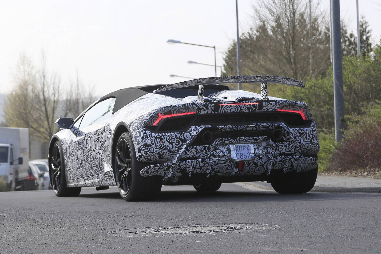 Делайте ставки на то, что он будет называться Huracan Performante Spyder, и возможно, он примет что-то от своего старшего брата - SV Aventador – и будет просто - Huracan Performante Roadster.