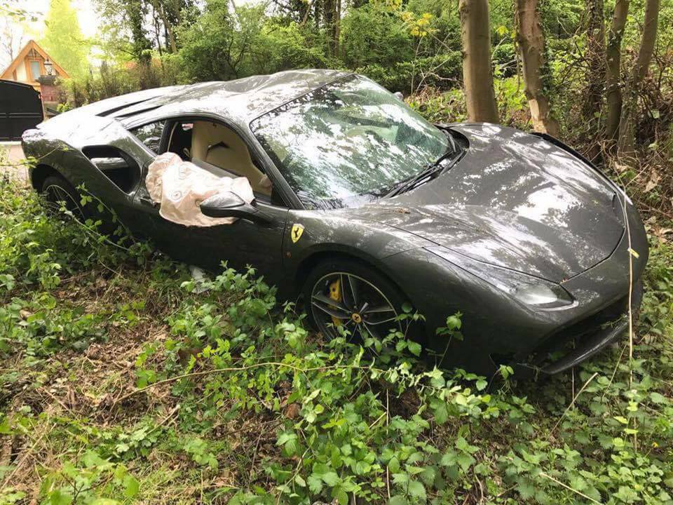 Владелец этого совершенно нового Ferrari 488 GTB потерял контроль и оказался в канаве сразу после того, как ему был доставлен его новый суперкар.