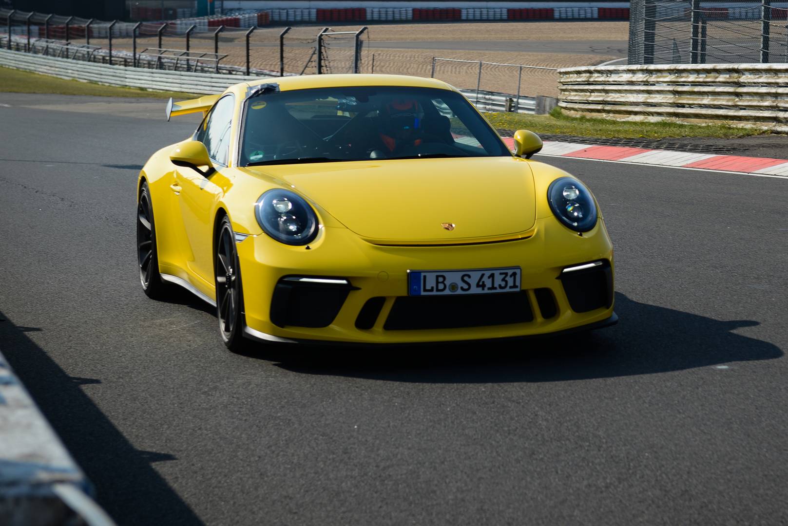 Новый Porsche 911 GT3 недавно отпраздновал свой первый день на Нюрбургринге с потрясающим временем прохождения круга всего 7 минут и 12,7 секунд.