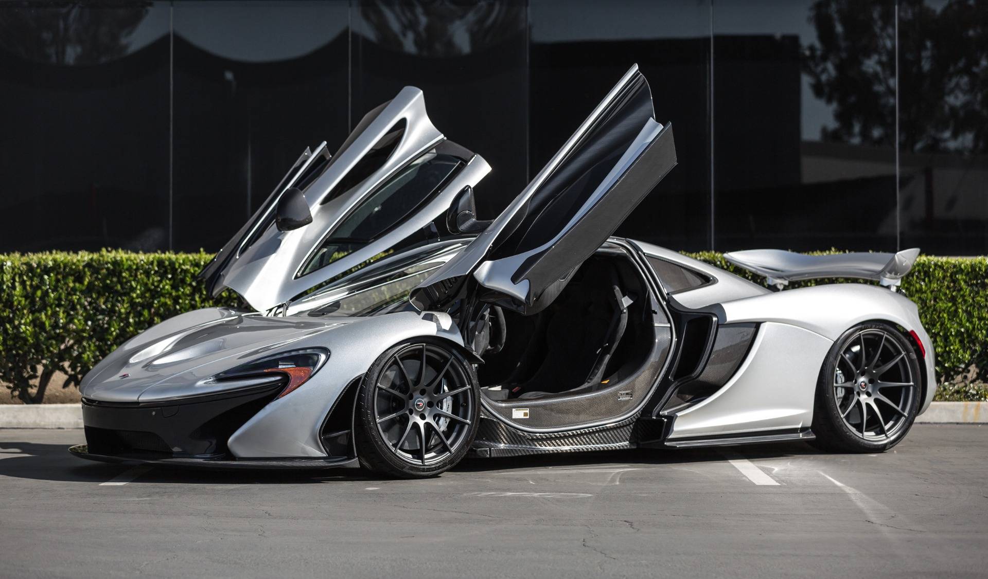 Этот Supernova Silver McLaren P1 с минимальным пробегом в настоящее время продается в США по цене 2 399 000 долларов iLusso, дилером в Orange County, Калифорния.