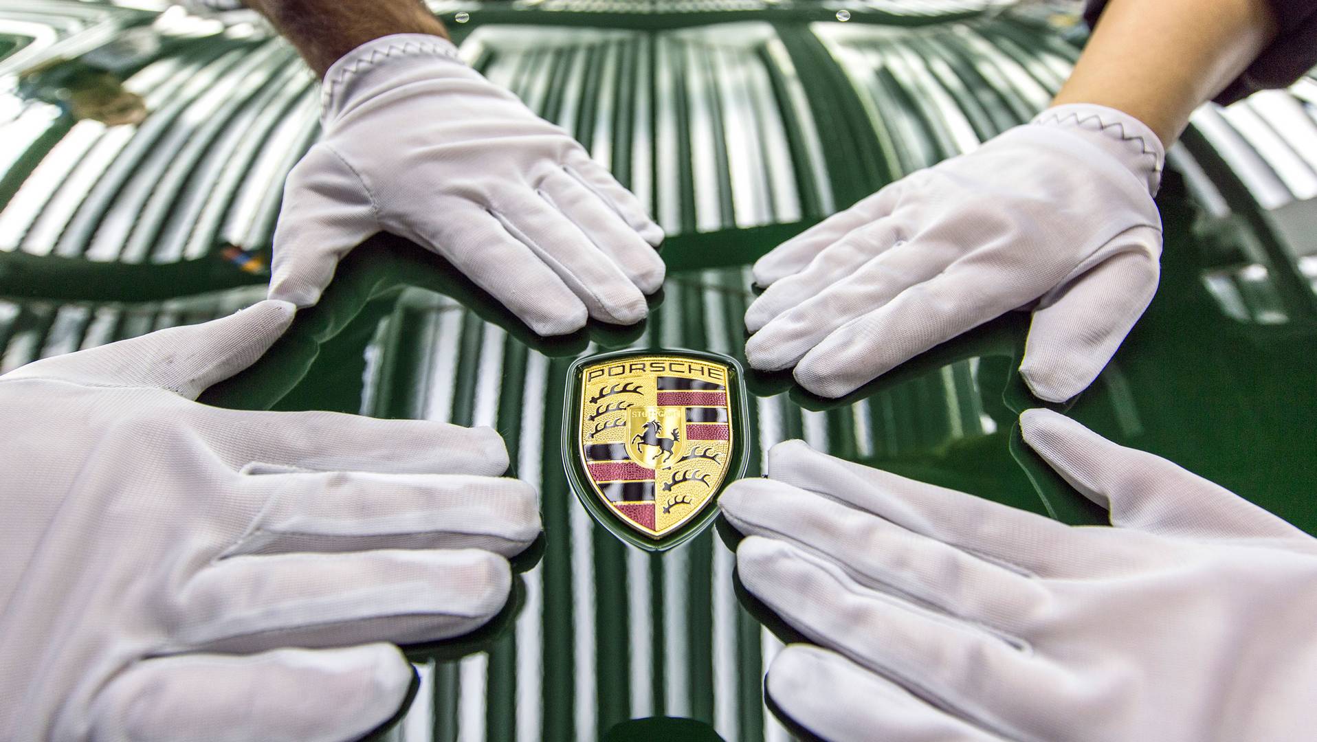 Праздничный ирландский зеленый 911 Carrera S в конечном итоге попадет в музей Porsche. Однако перед тем, как он станет музейным экспонатом, он отправится в легендарное путешествие, в том числе в Шотландское нагорье, Нюрбургринг, в США и Китай.