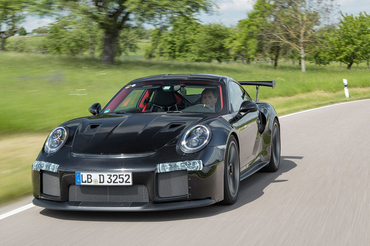 Недавно несколько избранных были приглашены на поездку на пассажирском сиденье безумного 2018 Porsche 911 GT2 RS, который должен дебютировать в этом году.