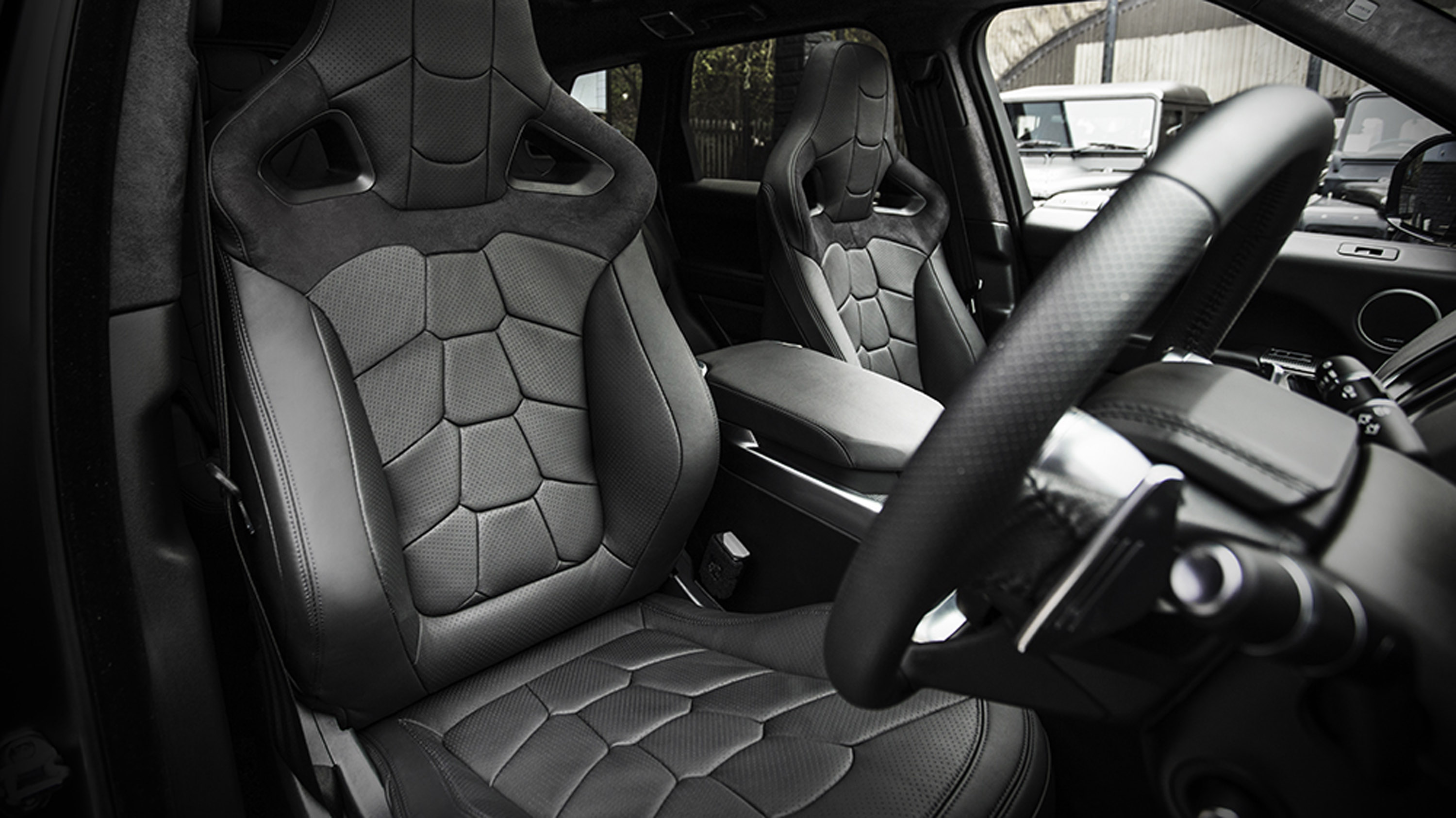 Наиболее заметные изменения сделаны с кузовом: команда Kahn Design добавила аккуратные детали из ABS пластика, агрессивный передний сплиттер, расширенные колесные арки и аккуратные эксклюзивные 23-дюймовые диски Kahn RS.
