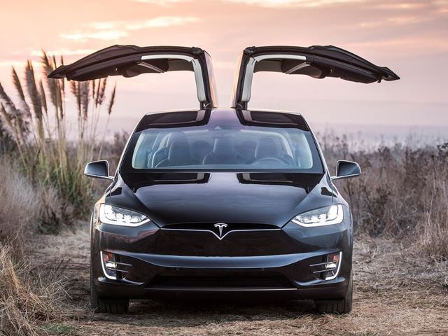На прошлой неделе Tesla выпустил тизер предстоящей Model Y, полностью электрического кроссовера, расположенного ниже большей Model X, тем не менее, детали дизайна пока  скрыты. Используя официальный тизера в качестве базы, мастер Фотошопа разработал 