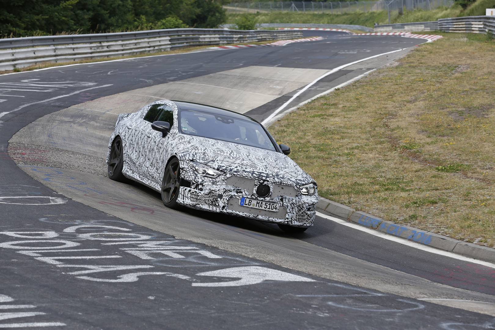 Ранее в этом году на Женевском автосалоне Mercedes представил свой потрясающий концепт-кар AMG GT Concept.