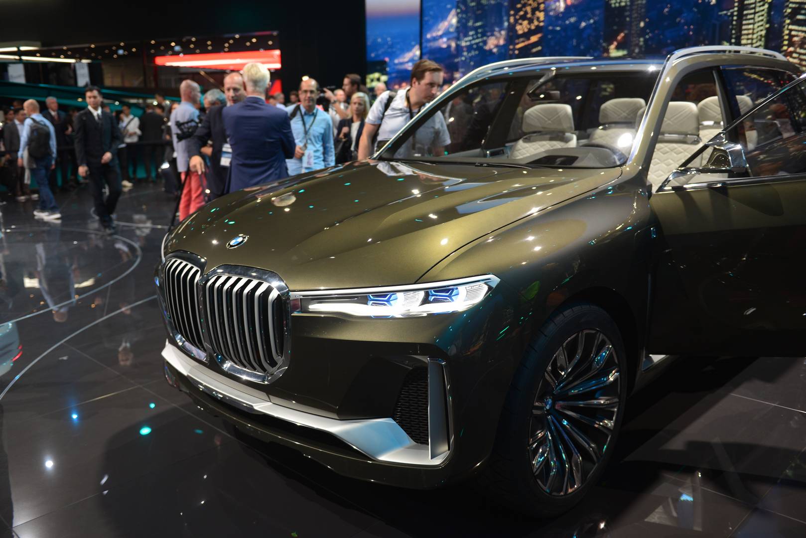 Для получения полной информации о BMW Concept X7 iPerformance следите за новостями!
