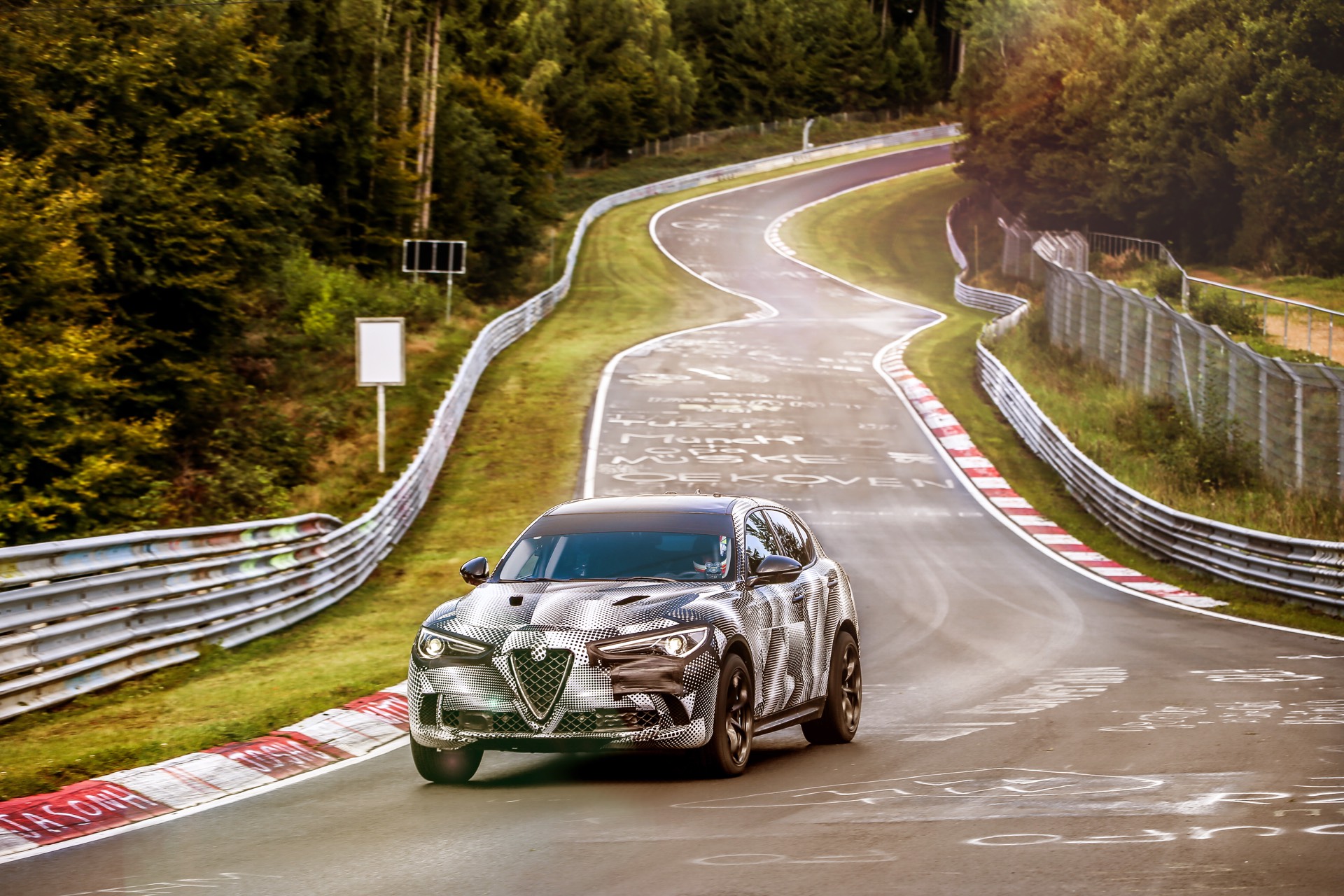 Alfa Romeo заявил, что новый рекорд Нюрбургринга установлен в его новым внедорожником Alfa Romeo Stelvio QV.