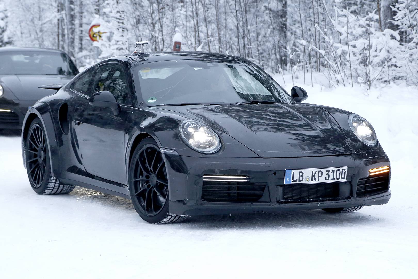 Ожидается, что 2010 Porsche 911 Turbo дебютирует сразу после более стандартных моделей 911. На фотографиях мы видим более прямую переднюю «юбку» и прямой передний край капота, а также бОльшие крылья. Porsche сохранит ключевые стилистические реплики к