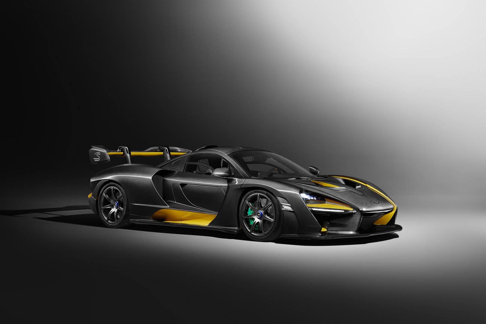 Новый эксклюзивный гиперкар от McLaren - McLaren Senna – официально дебютировал на Женевском автосалоне 2018.