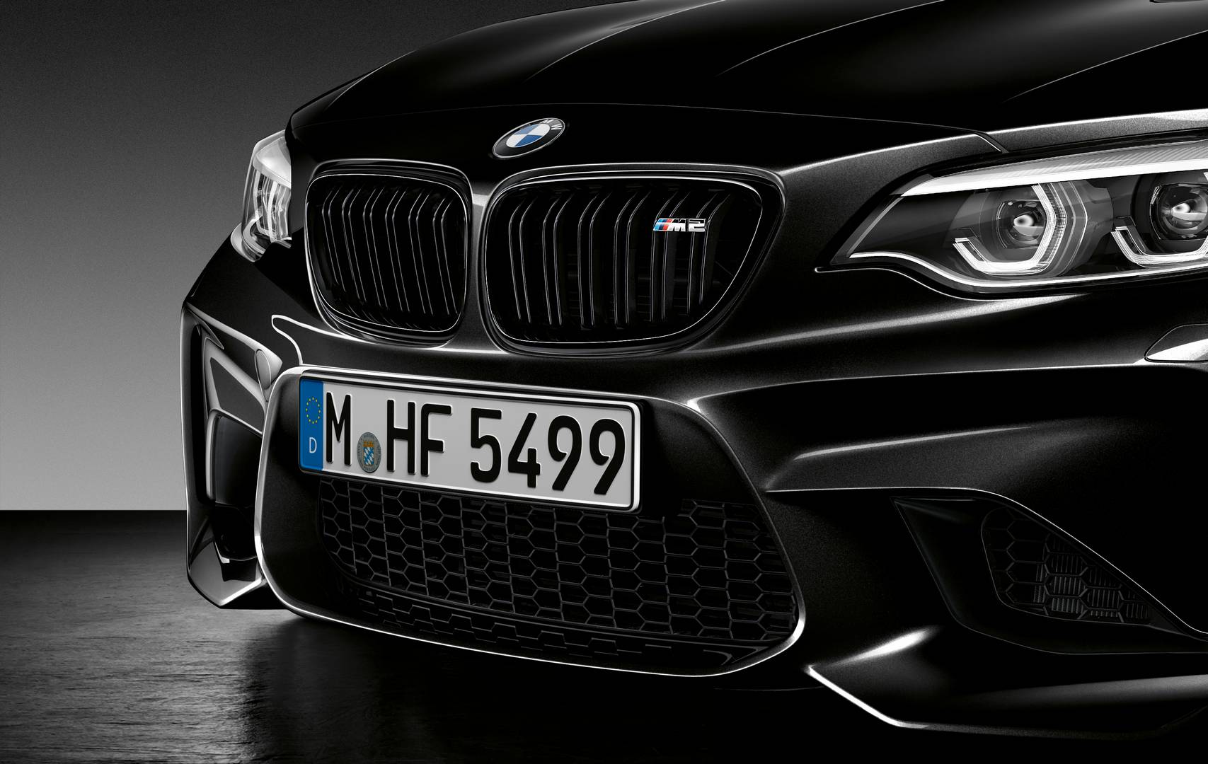 Под капотом «Черной тени» ничего не отличается от любого другого BMW M2. С двигателем с шестью двигателями, 7-скоростной трансмиссией с двойным сцеплением и задним приводом, 370 л.с. разгон до 100 км/ч составляет всего 4,3 секунды.