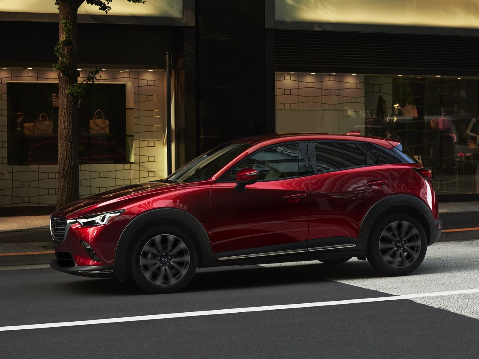Под капотом 2019 CX-3 стоит более совершенная версия 2,0-литрового бензинового двигателя Mazda SKYACTIV-G объемом 2,0 литра, который теперь производит 148 лошадиных сил и 200 Нм крутящего момента.