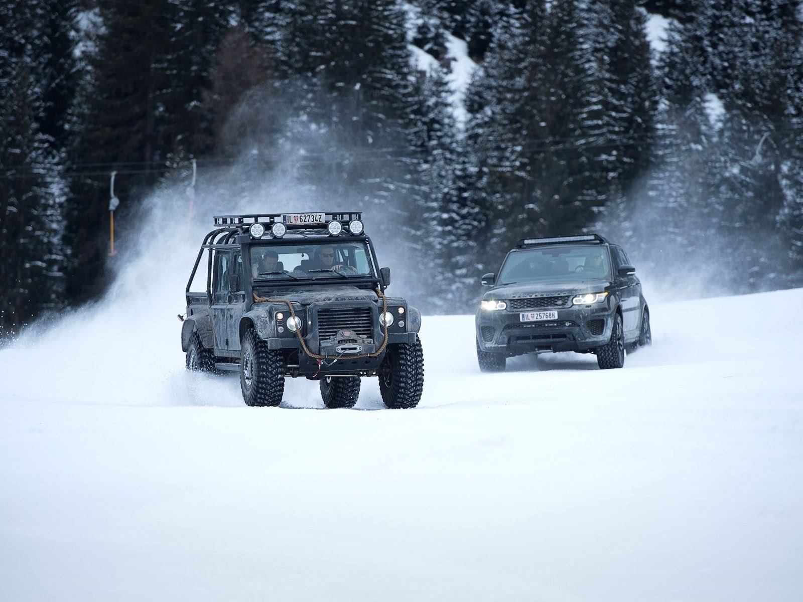 На месте съемое «Призрака» снова появятся Land Rover Defender и Range Rover Sport SVR.