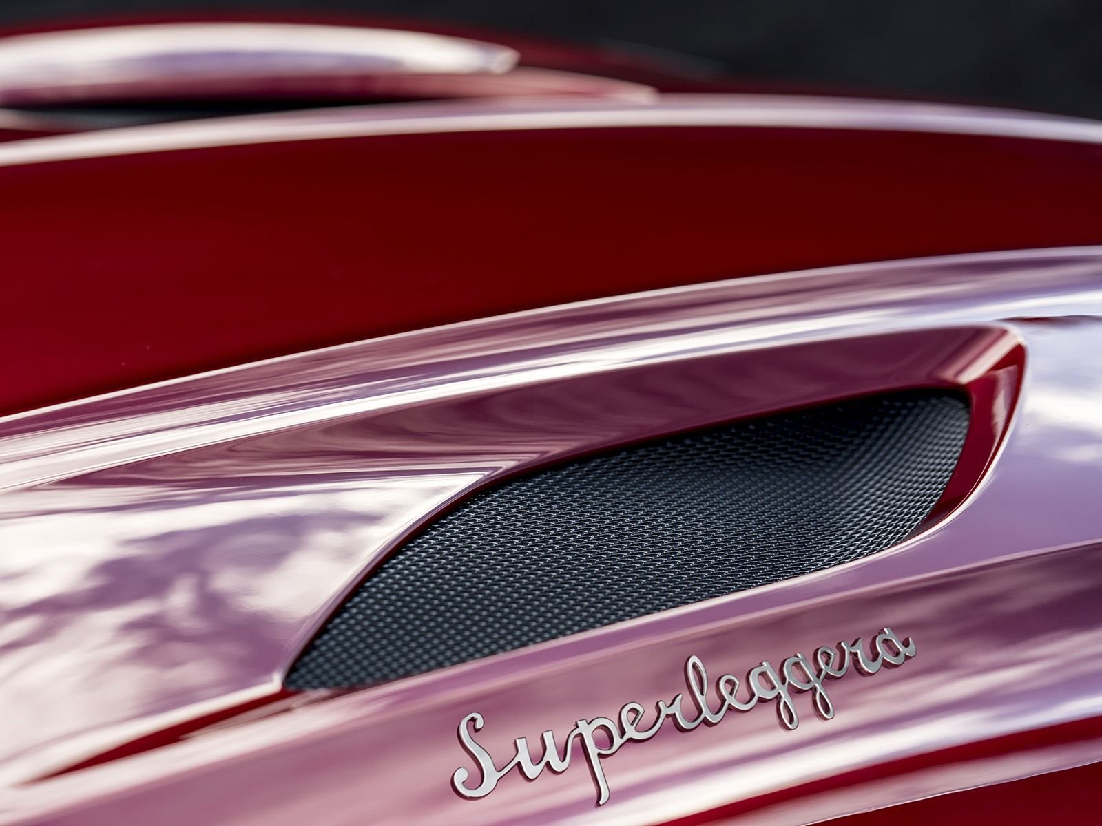 Использование названия Superleggera, которое с итальянского означает «супер-свет», также намекает на экстремальные возможности автомобиля и напоминает об оригинальном DBS 1967 года.