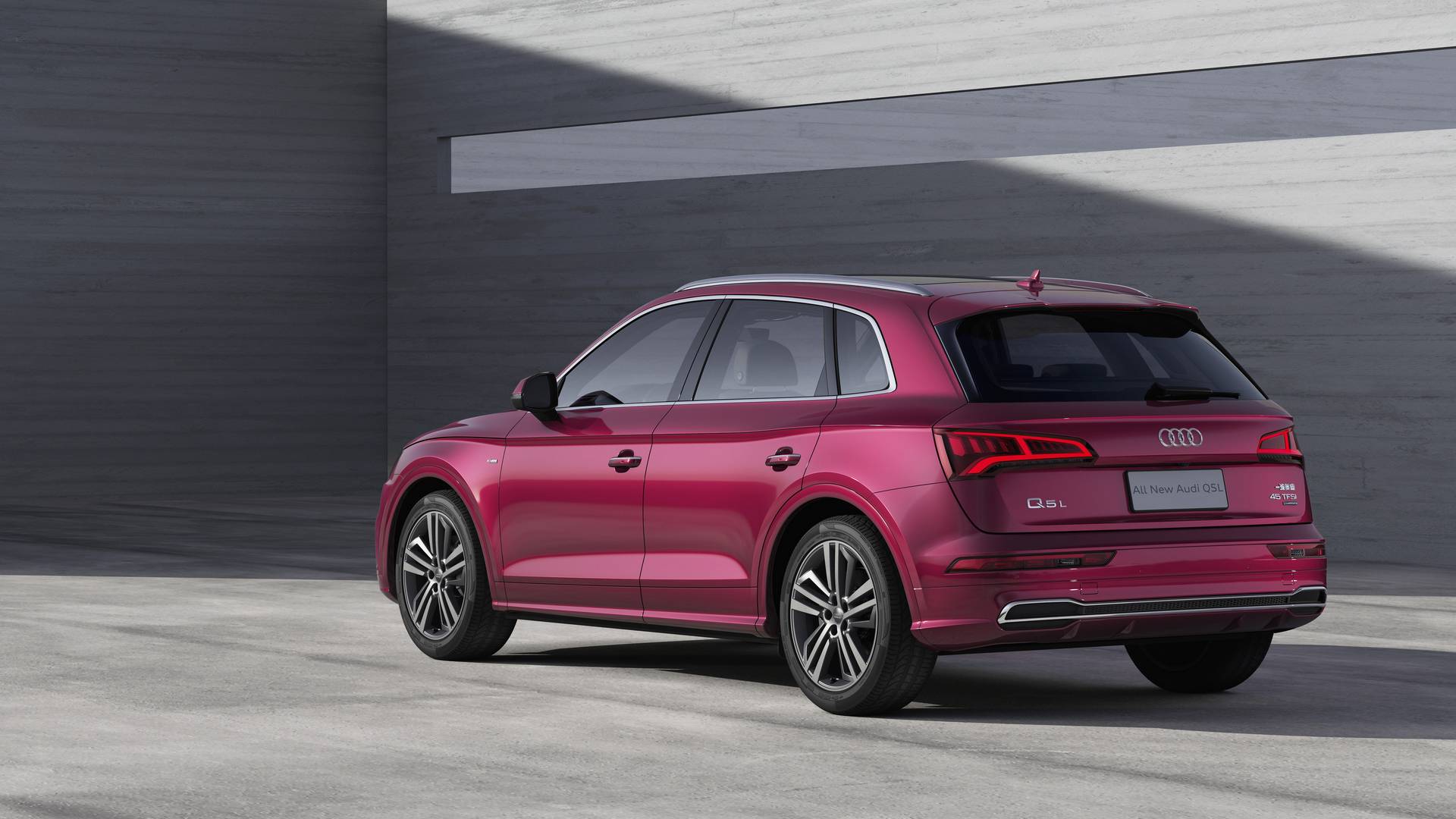 Audi представил «растянутую» версию популярного Q5.