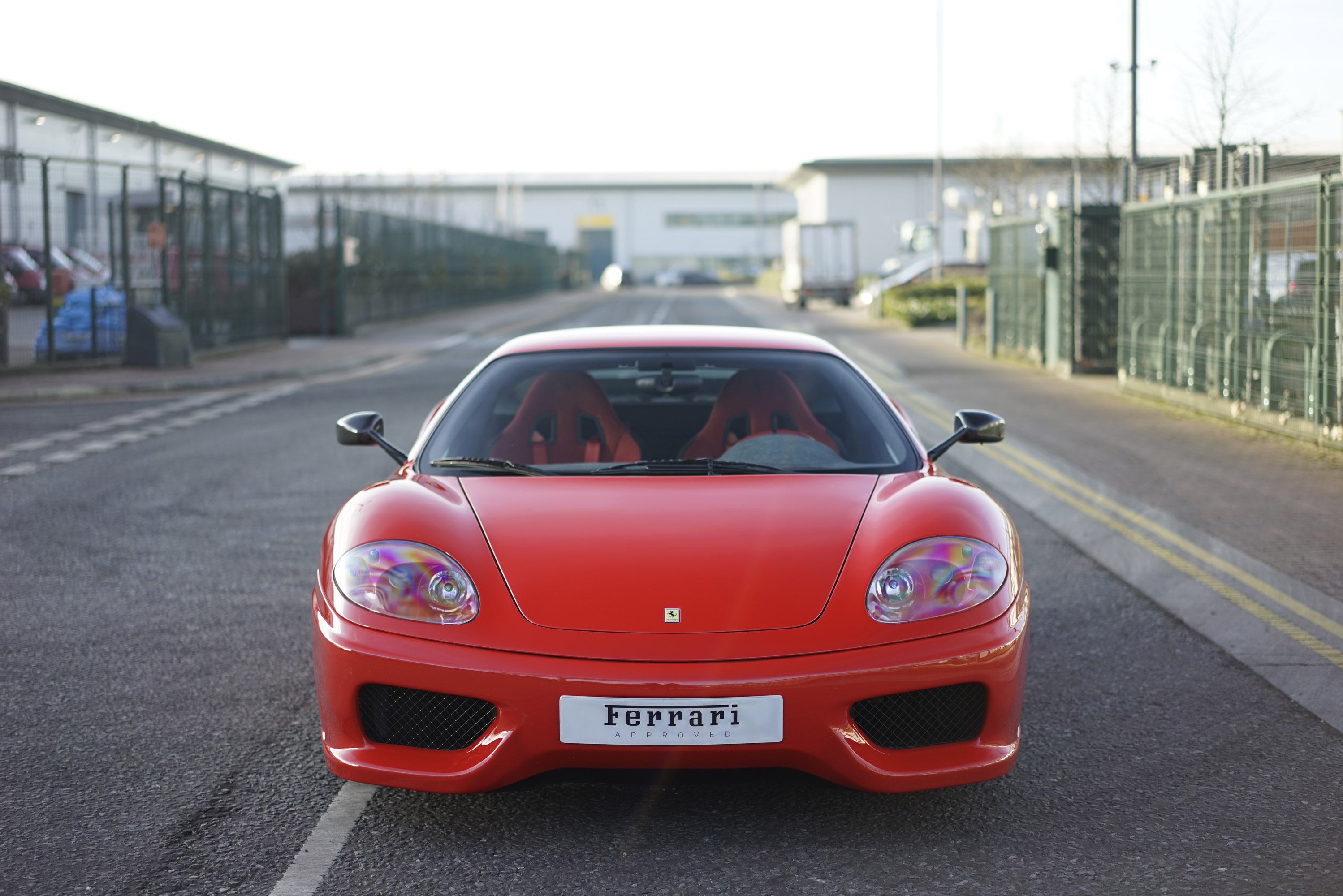 Один из самых известных дилеров, H.R. Owen, предлагает для продажи невероятный Ferrari 360 Challenge Stadale с минимальным пробегом в автосалоне Ferrari в Лондоне.