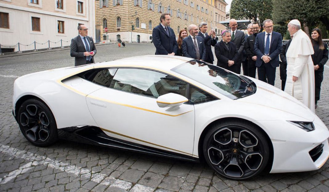 Lamborghini Huracan Папы Римского ушел с молотка за 715 тысяч евро