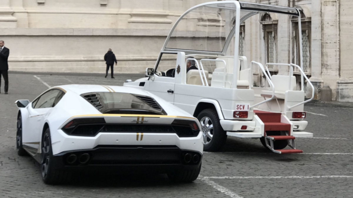 2018 Lamborghini Huracán RWD Coupé был построен по программе Lamborghini Ad Personam в конце прошлого года. Он был подарен Его Святейшеству Папе Римскому Франциску аналогично тому, как его предшественник получил Ferrari Enzo много лет назад.