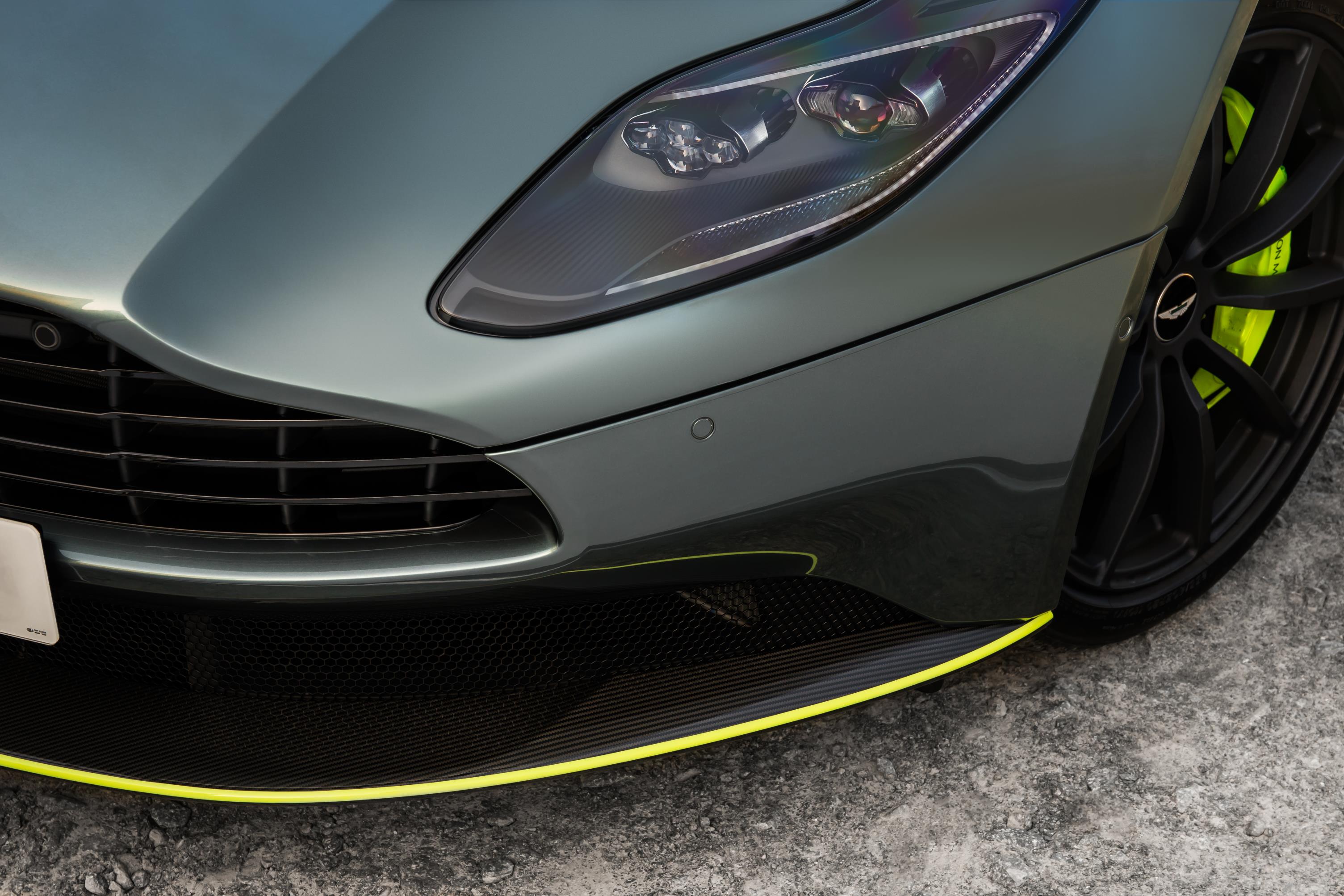 Президент и главный исполнительный директор Aston Martin д-р Энди Палмер сказал: «С момента своего первоначального запуска в 2016 году диапазон DB11 созревал быстро и разумно, продавая около 4200 экземпляров V12 в этот период. С уникальным V8 Coupe и