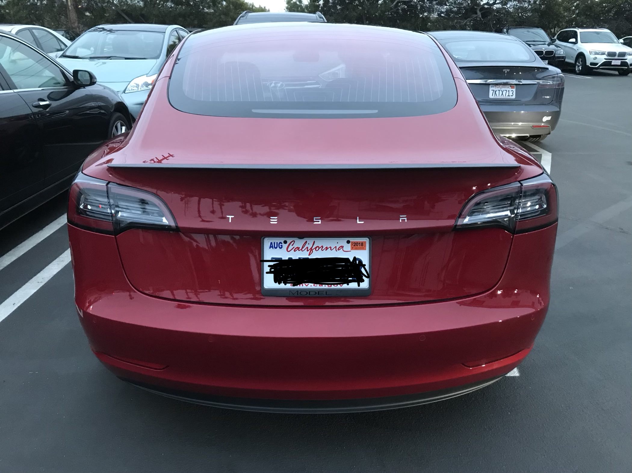 Недавно генеральный директор Tesla Илон Маск показал, что более эффективная версия Model 3 находится в разработке. С ценой от 78 000 долларов она будет больше чем в два раза дороже базовой модели. Она получит дальность хода в 500 км, а разгон до 100 