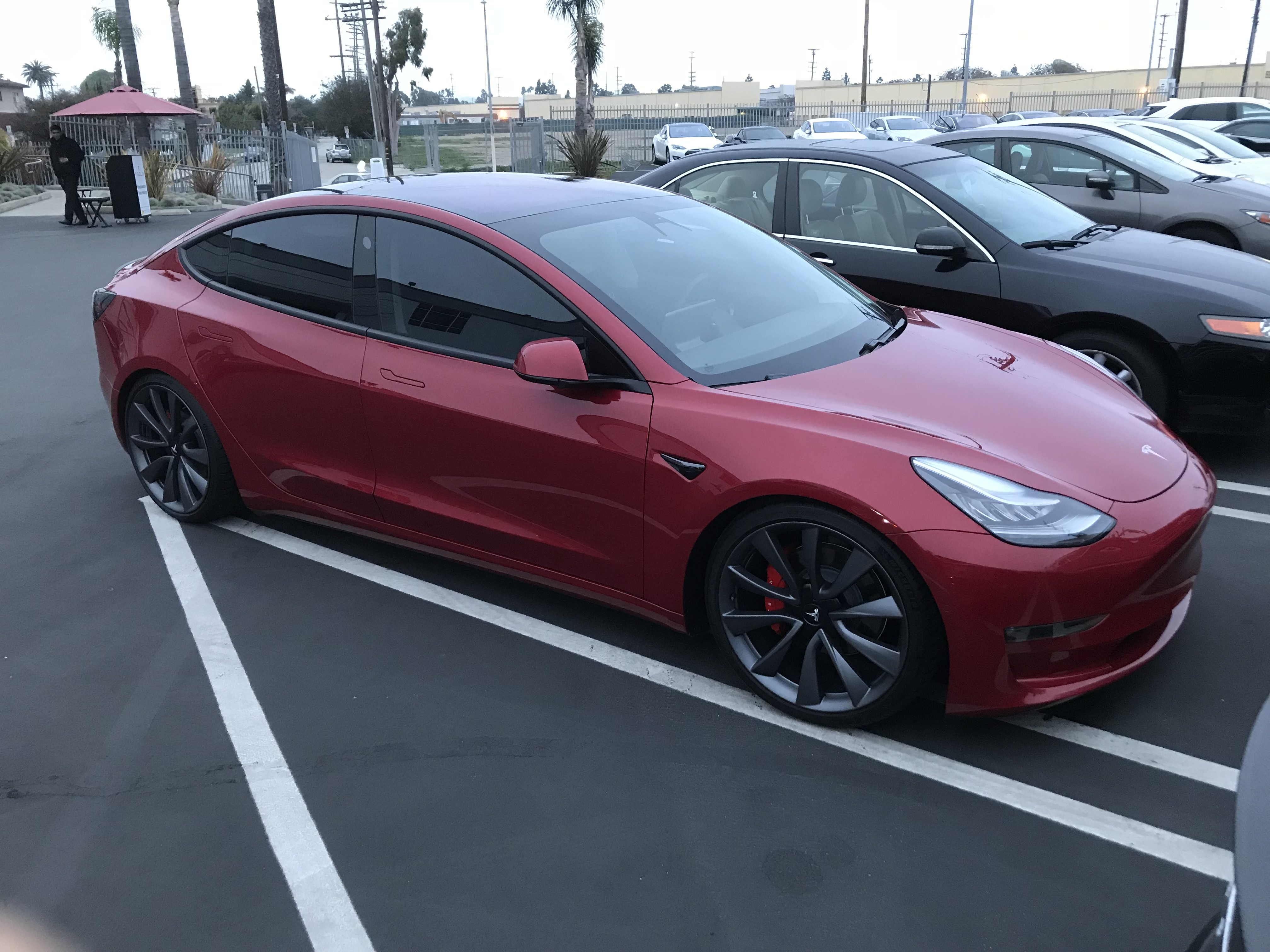 Tesla продает автомобиль всего за 35 000 долларов (хотя с множеством вариантов и опций, маловероятно, что есть машины, которые покидают завод по этой цене), открывая новый рынок для покупателей электромобилей и подталкивая спрос на Model 3.