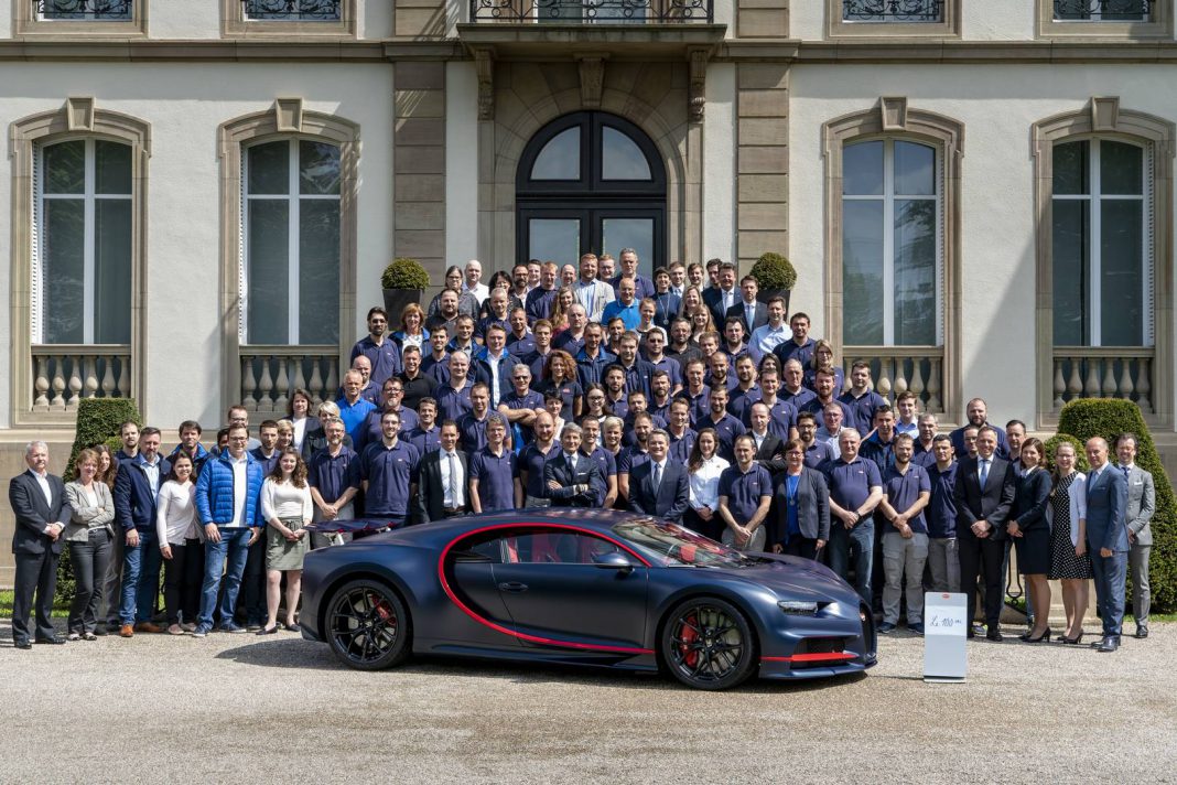 Bugatti объявил, что 100-й экземпляр Bugatti Chiron покинул LAtelier в штаб-квартире Bugatti в Молсхайме, Эльзас.   100 автомобилей менее чем за 2 года – впечатляющее число, особенно если учесть, что цена Chiron начинает с 2,85 миллионов евро за в