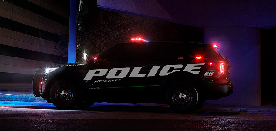 Ford, американский полицейский бренд, представил новый автомобиль для полицейских перехватчиков - первый гибридный внедорожник.