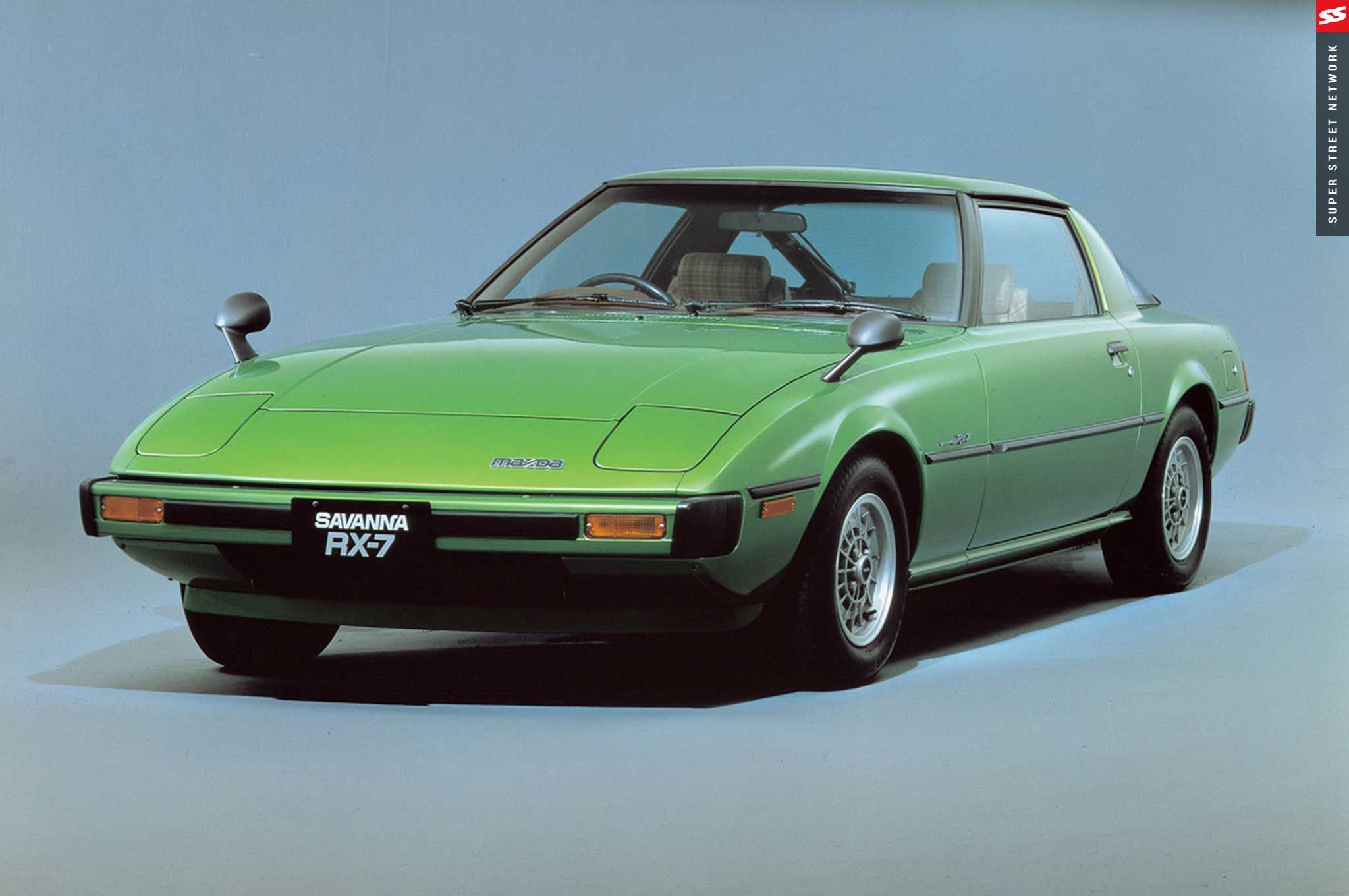 «Кроме того, успех RX-7 в соревнованиях по всему миру еще больше укрепил его положение как одного из лучших спортивных автомобилей в мире», - говорит Mazda. «RX-7 одержал победу в 24-часовой гонке в Ле-Мане в 1981 году, участвовал в впечатляющем ралл