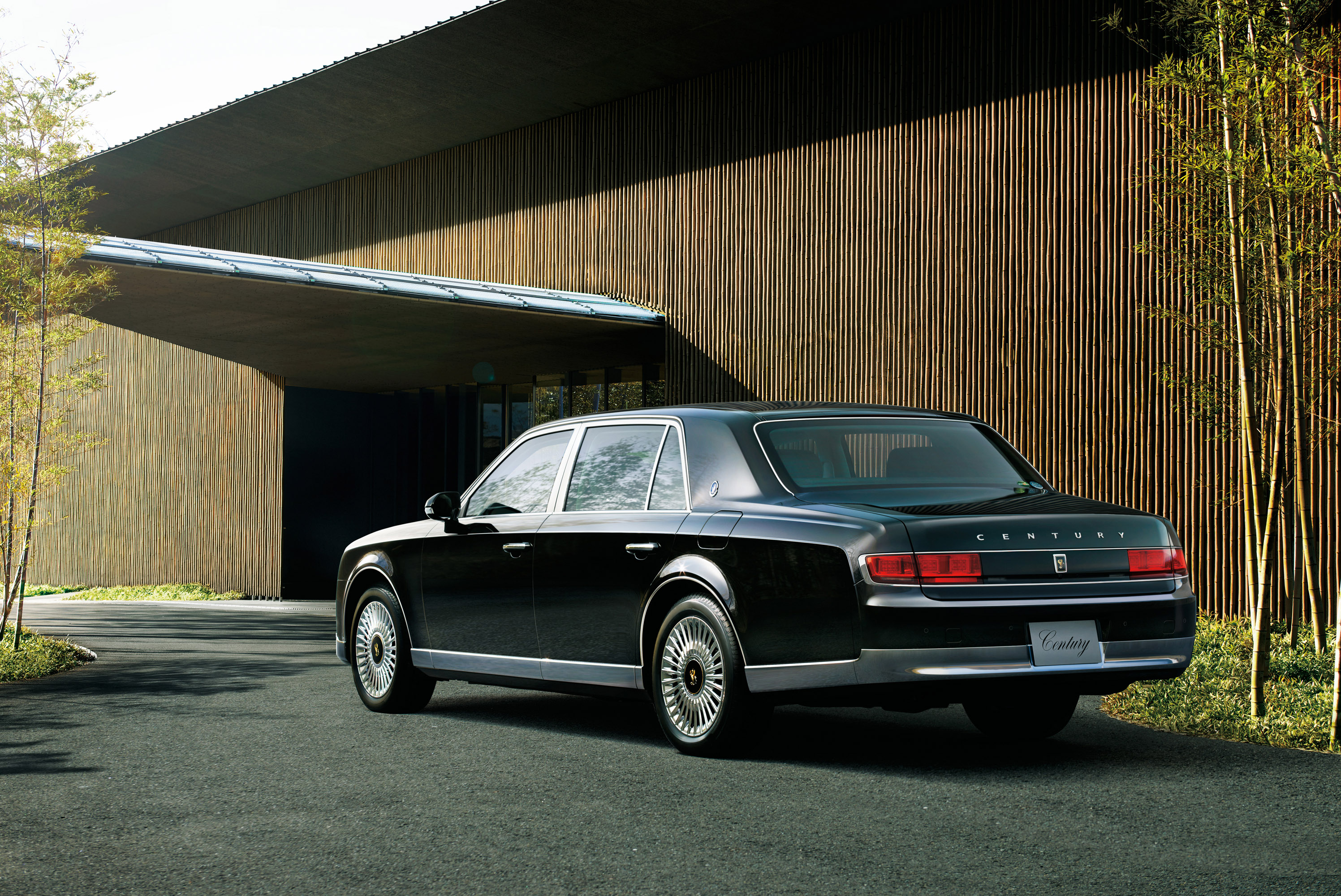 После дебюта модели еще в 1967 году, Century сумел сосредоточить внимание на себе благодаря многочисленными модификациям и особенностям. Последняя модель третьего поколения поддерживает эту традицию и демонстрирует так называемое «monozukuri» - всеох