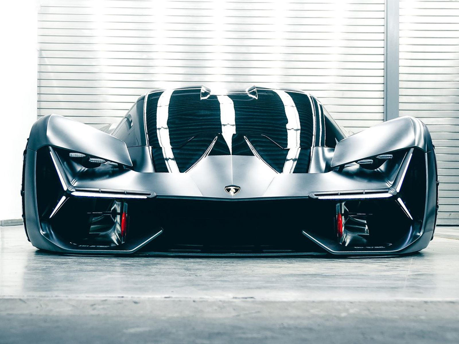 Несколько руководителей Lamborghini недавно отметились, заявив, что итальянская компания по производству суперкаров не намерена переходить от атмосферных двигателей V10 и V12 к турбированным V8. Однако для того, чтобы продолжить соблюдение санкционир