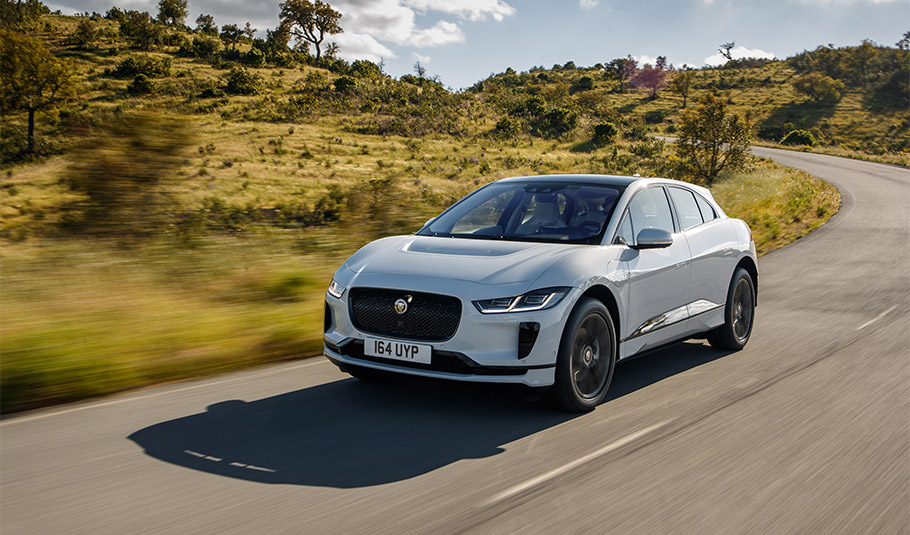 И мы также говорим и о новом полностью электрическом Jaguar I-PACE, который был назван «Автомобилем года» на церемонии вручения наград 2018 Auto Express New Car Awards. Невероятное достижение компании, которая продемонстрировала свой первый прототип 